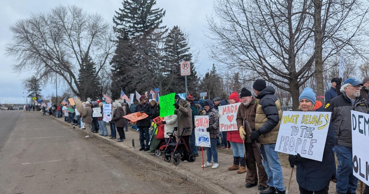 More than 800 join Ashland No Kings rally against Trump
