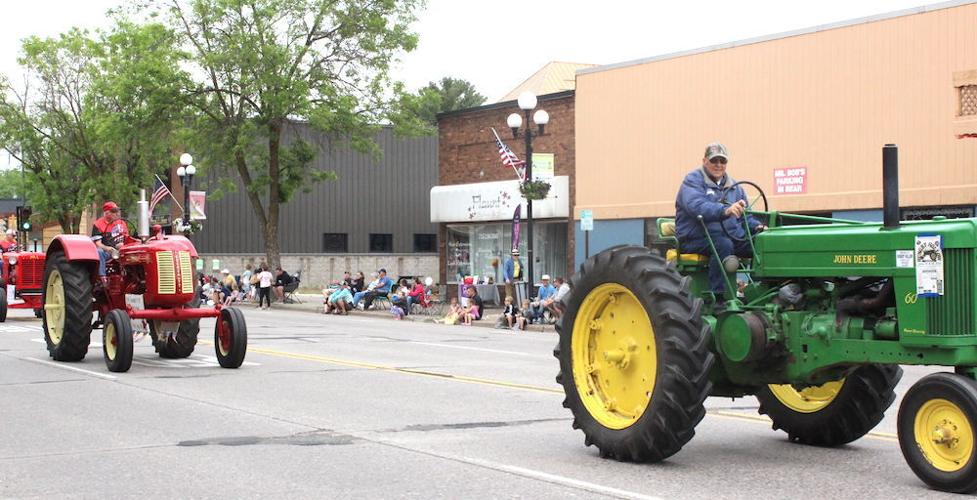 Sprinkles didn't dampen enthusiasm at Aquafest parade Rice Lake