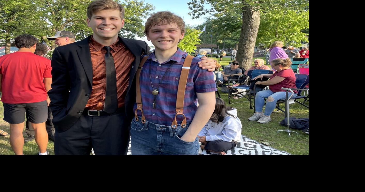 Crowd packs park to see hometown boys in Kids From Wisconsin