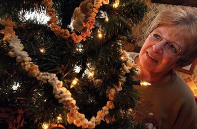 Strings Of Memory Family S Trees Carry On Tradition With Decades Old Popcorn Top Local News Argus Press Com