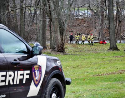 Man dies after SUV apparently slides into Shiawassee River