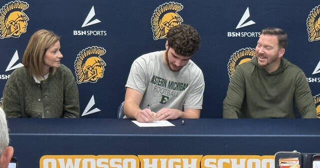 Owosso’s Miculka signs with Eastern Michigan for football