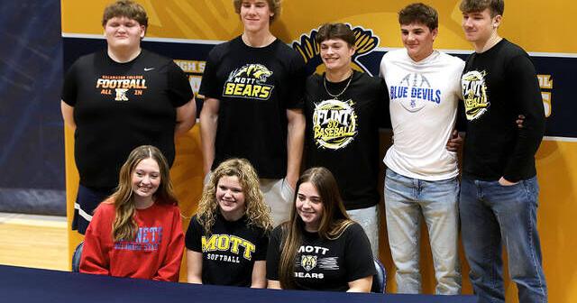 8 Owosso athletes sign to play college sports