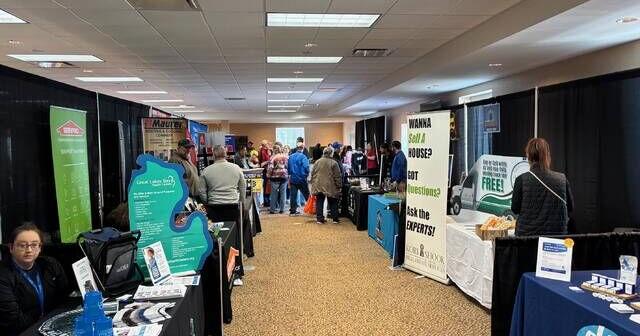 Business expo draws hundreds to new location