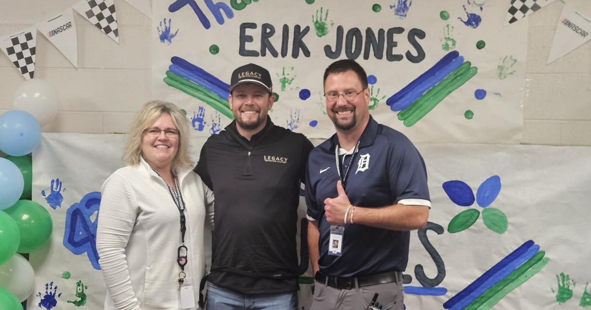 NASCAR driver with Shiawassee County roots reads to Durand preschoolers