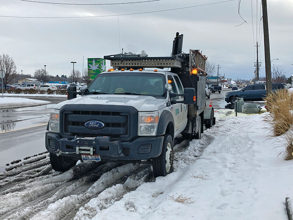 Power restored in Ontario after truck hits pole