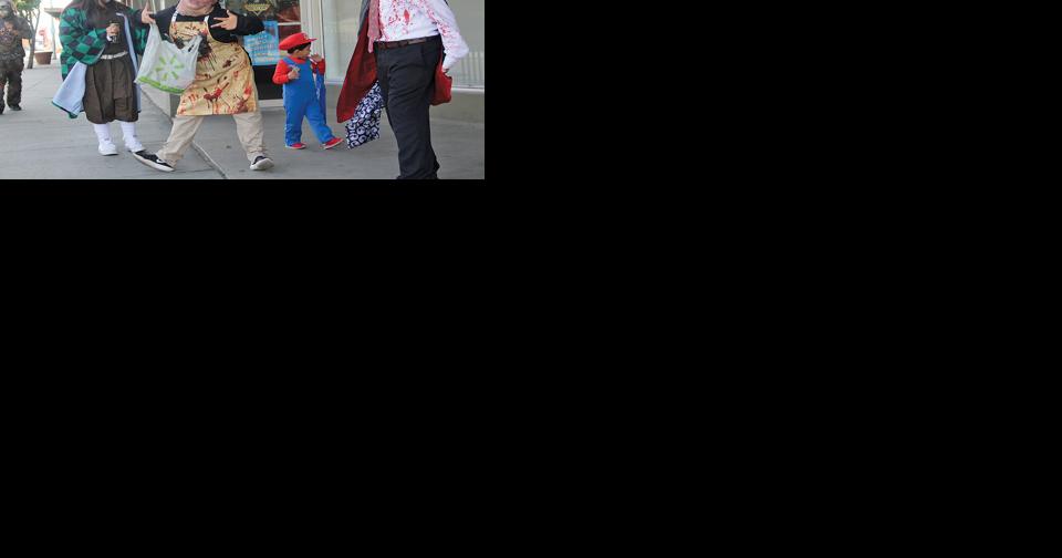 Downtown Ontario draws families for Halloween - Vimarsana News