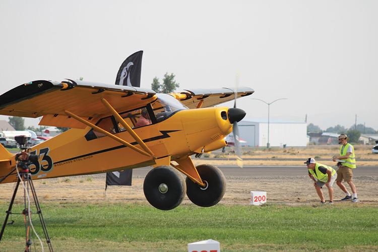 WWEdagi yalangoch qiz U tortmasdan uning ogziga kiradi.