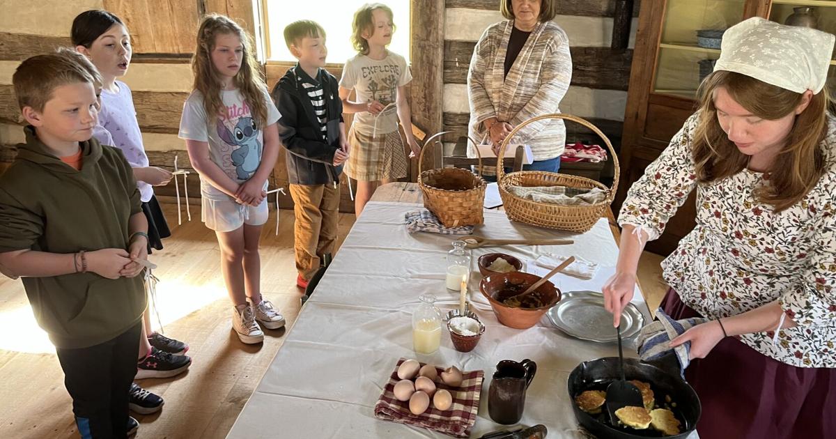 Los estudiantes de la escuela primaria Blue Ridge aprenden sobre la cocina a fuego abierto en el Museo de Historia del Condado de Ashe