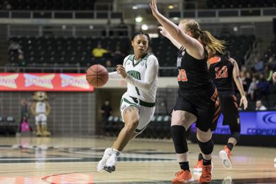 Hooks Return Spurs Ohio To 79 69 Win Over Bg Ohio University