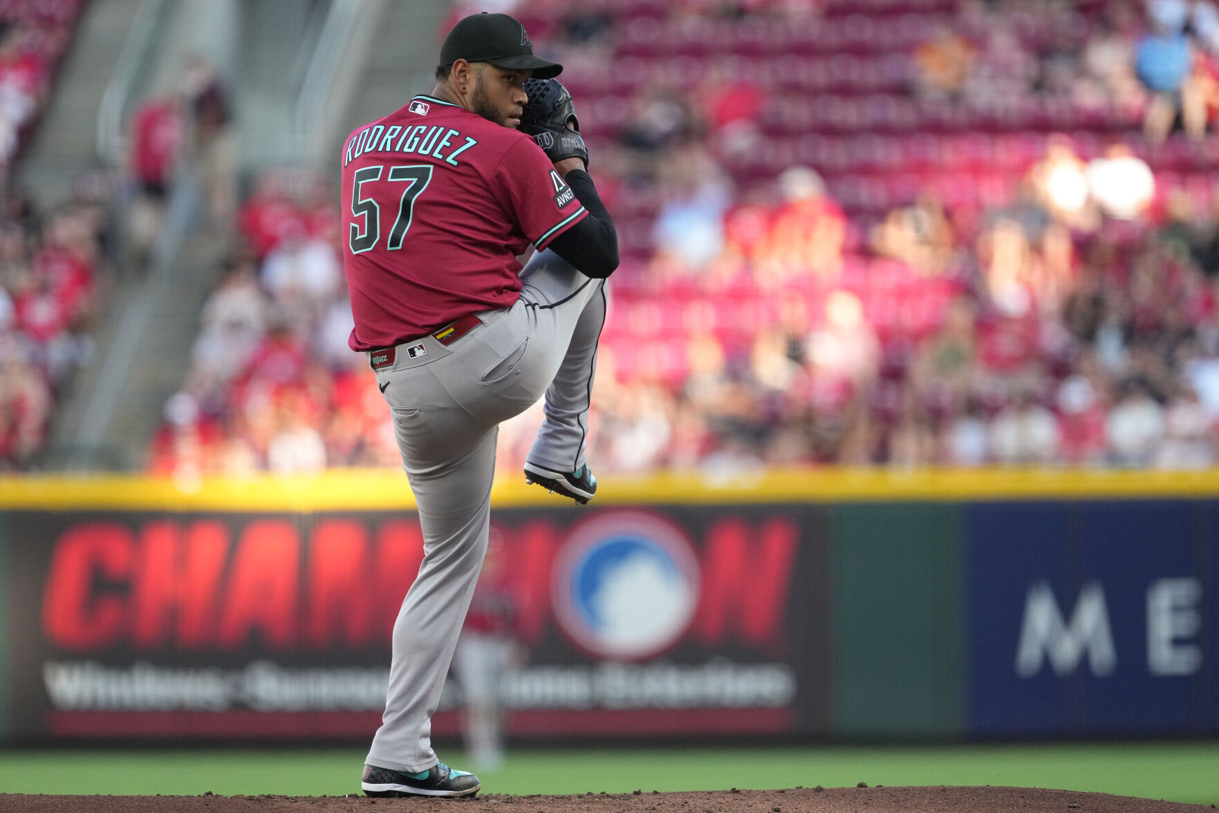Dunn's error leads to 3-run 9th, Diamondbacks beat Reds 5-2