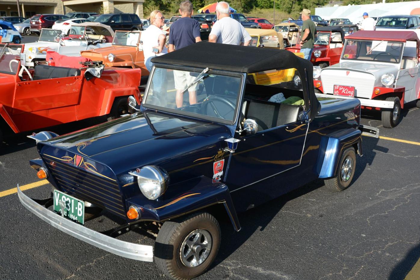 A game of King (Midget) of the Hill