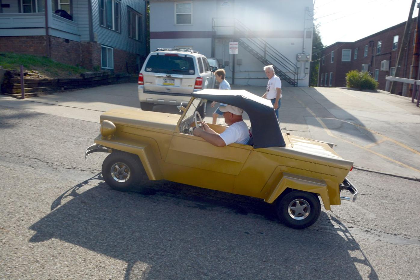 A game of King (Midget) of the Hill