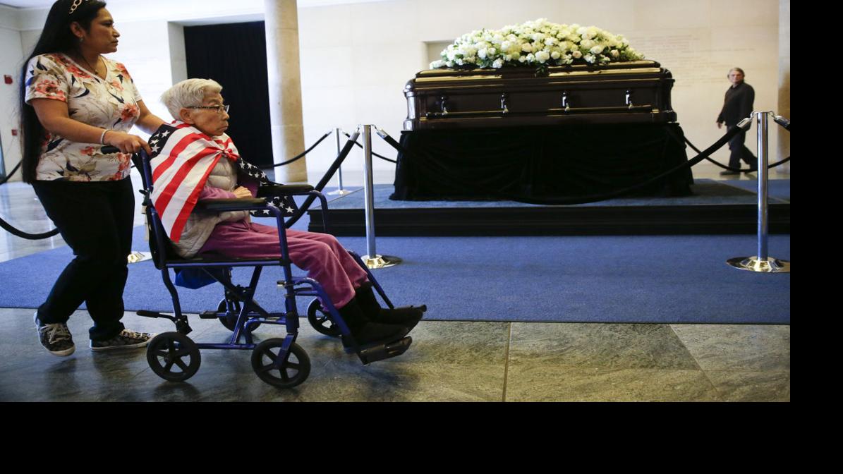 Mourners Pay Respect For Former First Lady Nancy Reagan Auburnpub Com