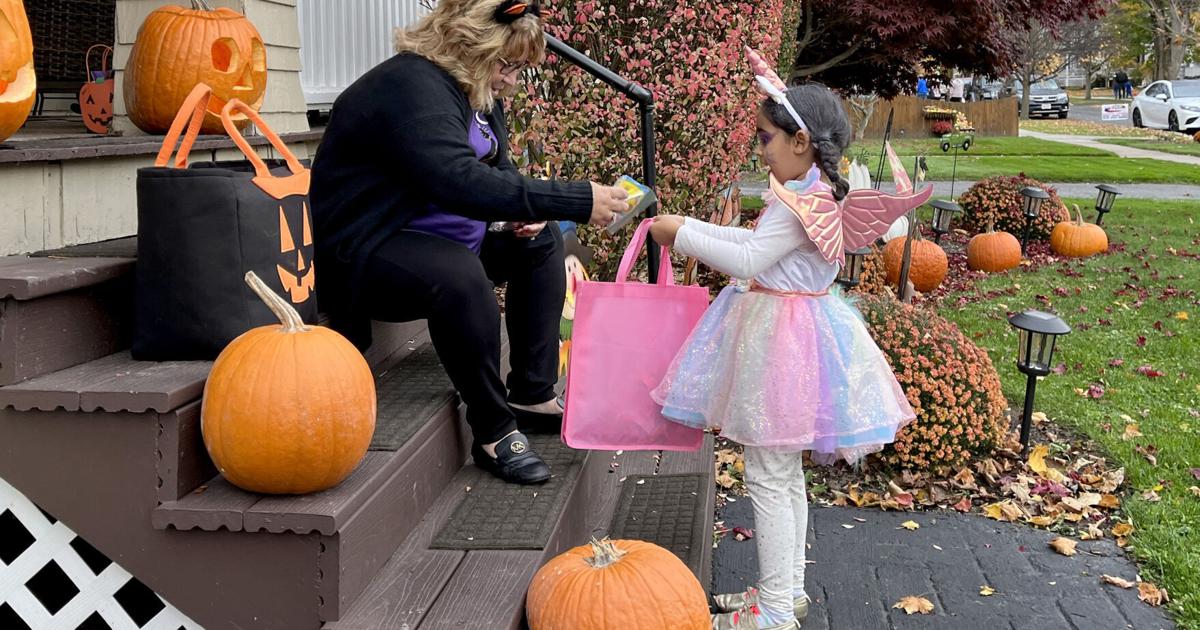 Gallery Trickortreating on Halloween in Auburn