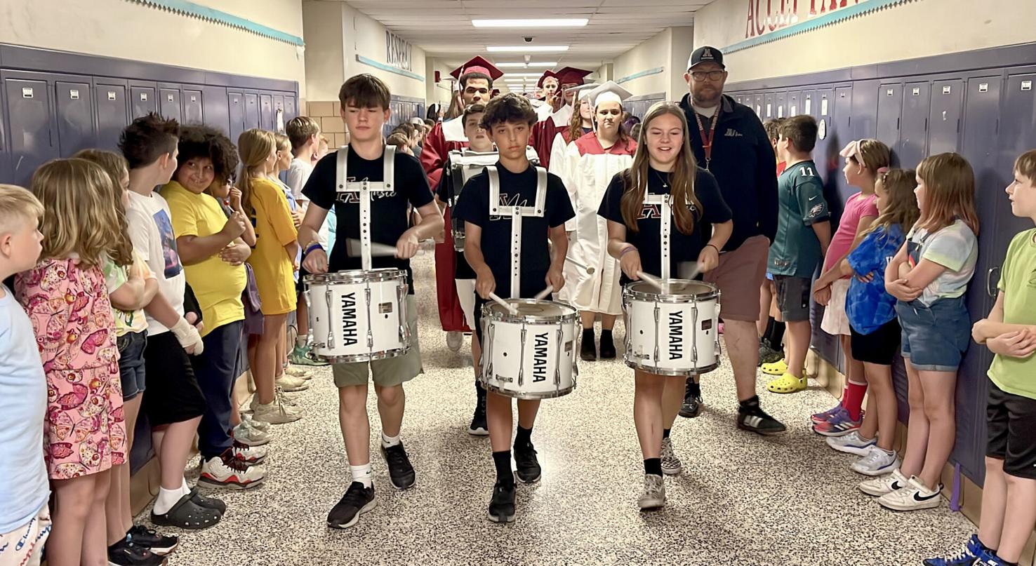 Video Auburn grads return to their roots parading the halls of their former elementary school
