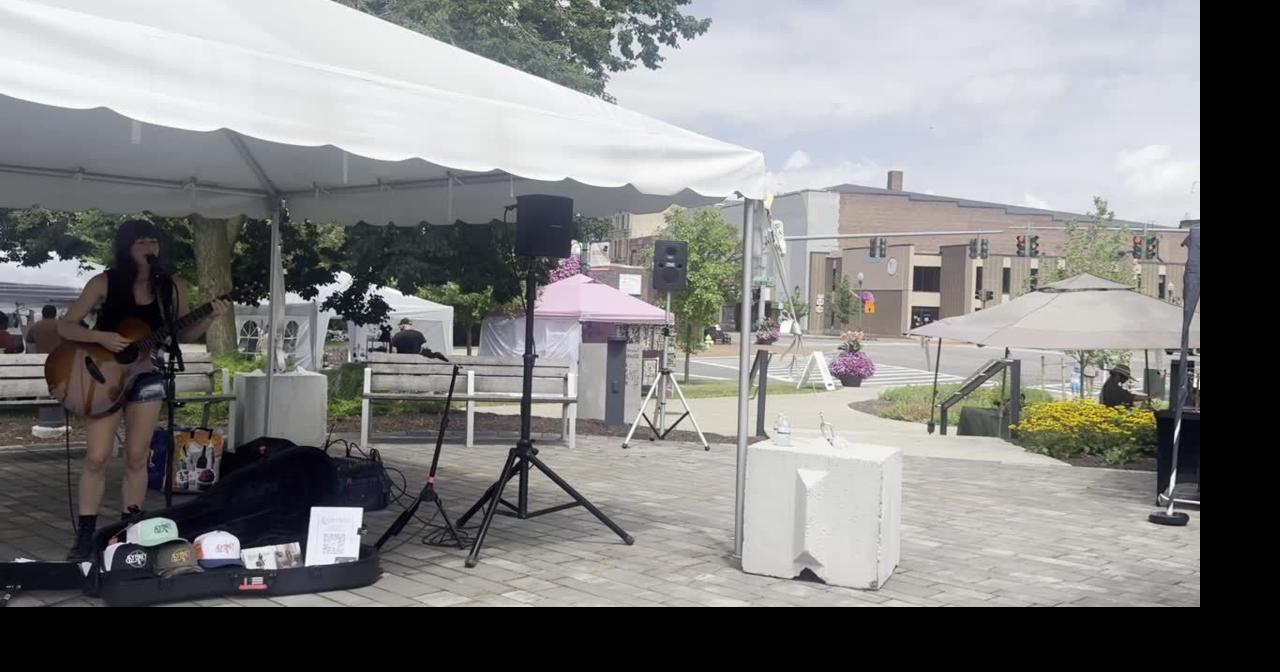  Downtown Auburn enjoys live music, vendors for homecoming weekend