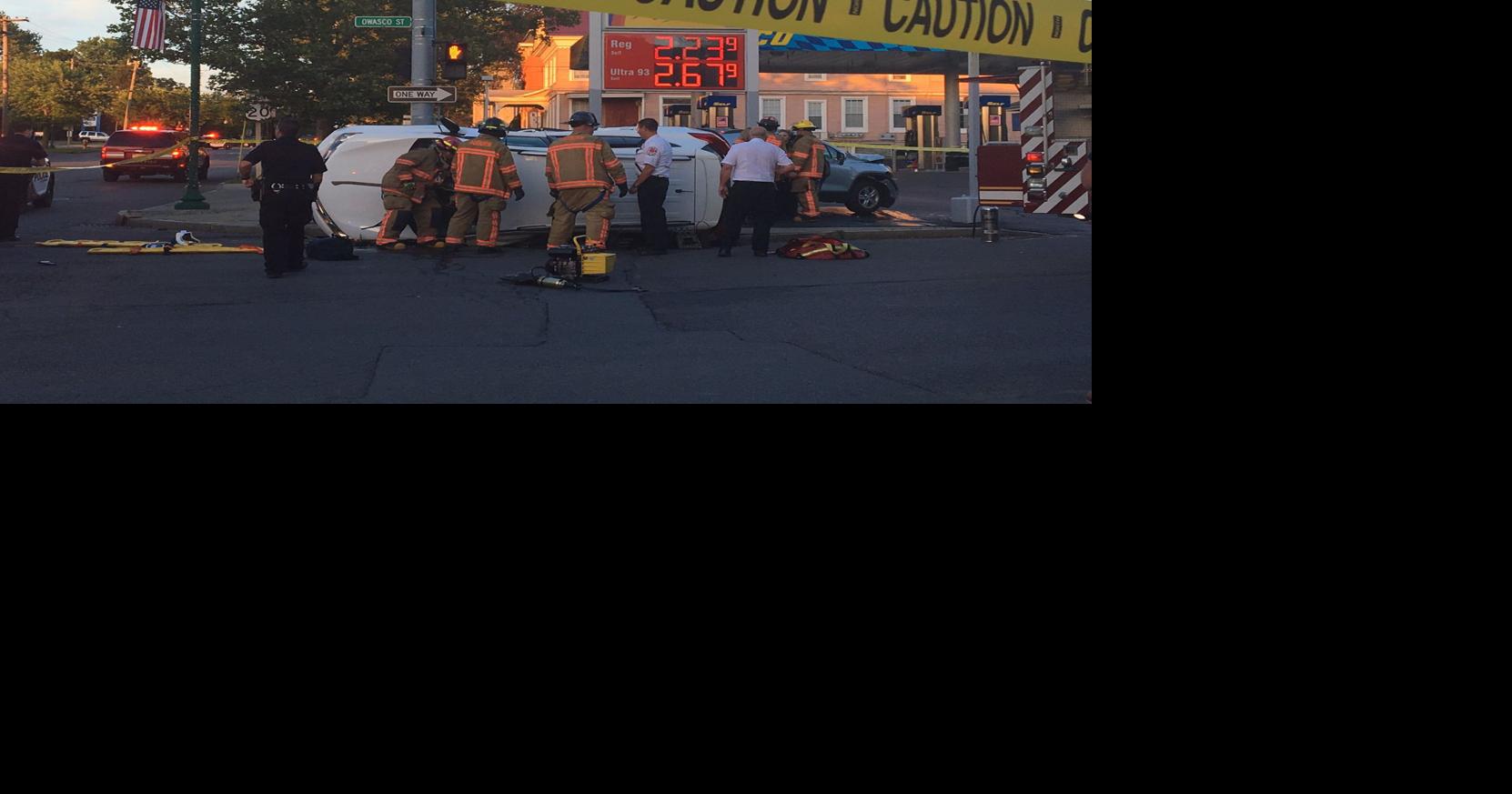 Three hurt in Auburn car crash