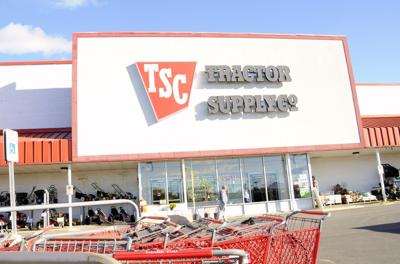 Couple Returns 10 000 After Finding Cash In Shopping Cart