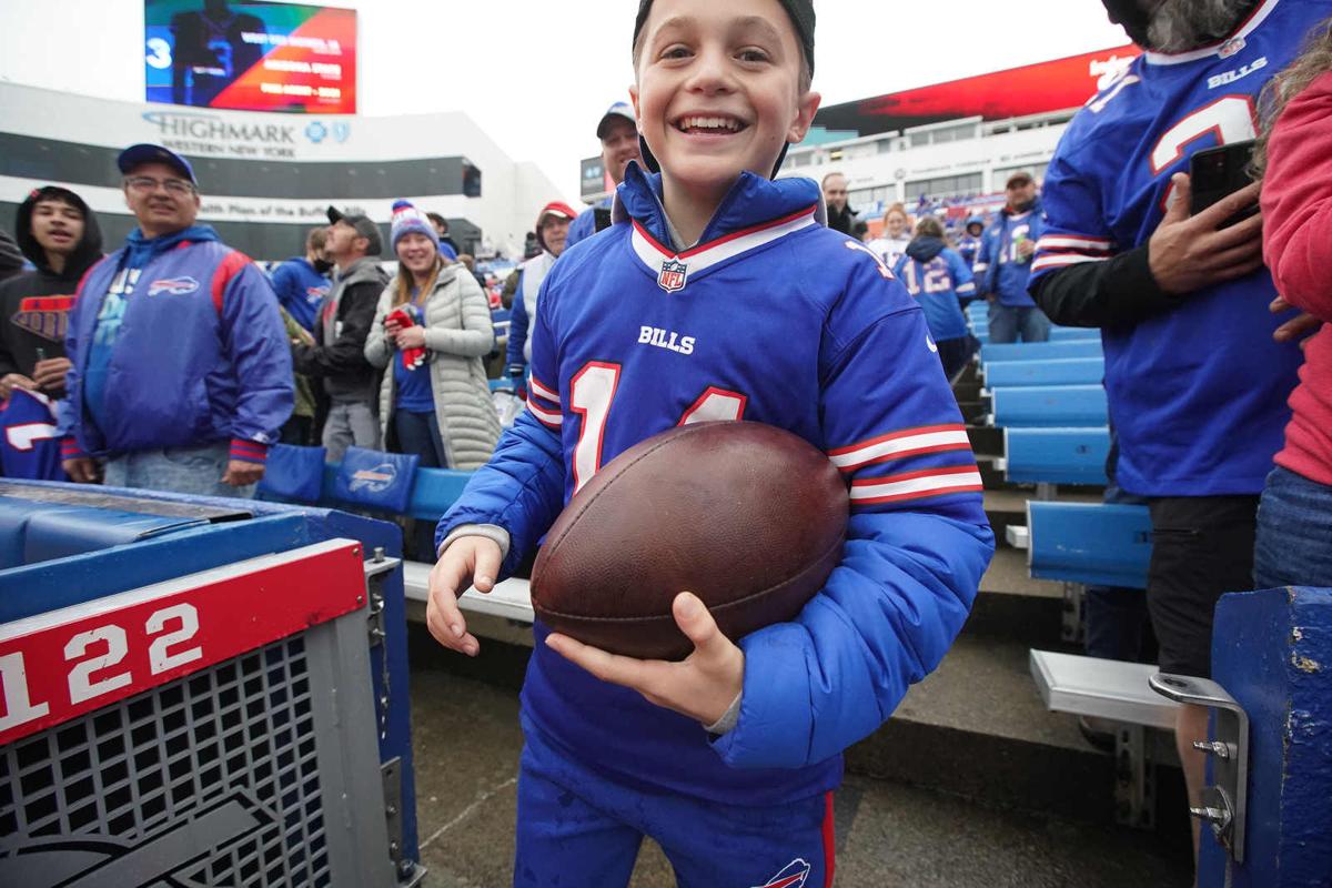 Stefon Diggs shares heartwarming moment with young Bills fan who