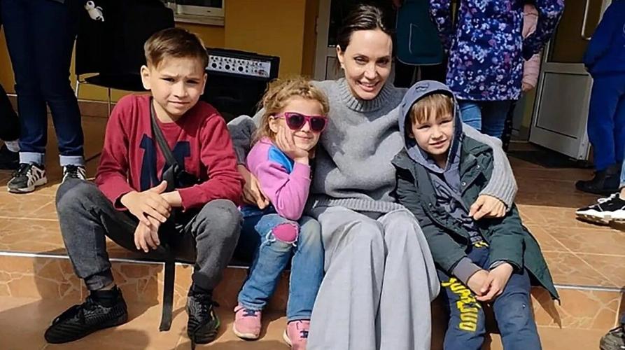 Angelina Jolie with Ukrainian children.jpg