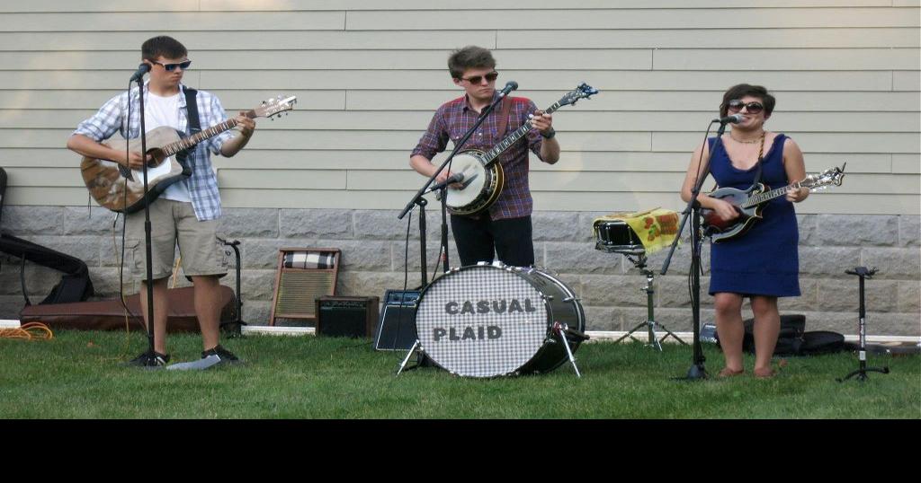 Casual Plaid entertains Marcellus with farewell show