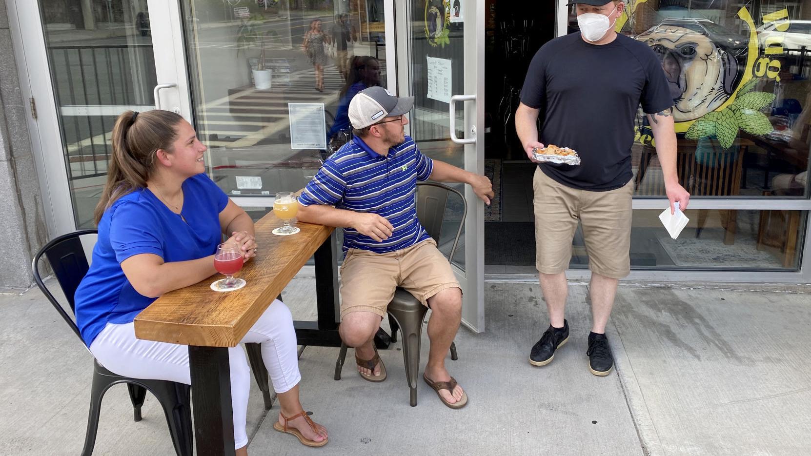 NY Legislature repeals Cuomo's food-with-drinks order for bars, restaurants - Vimarsana News