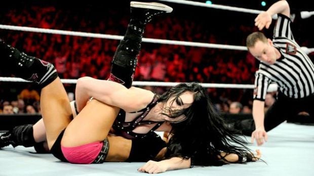 wwe aj lee vs beth phoenix