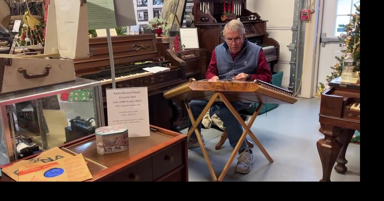 Video John Wilmot plays holiday music at O'Hara museum
