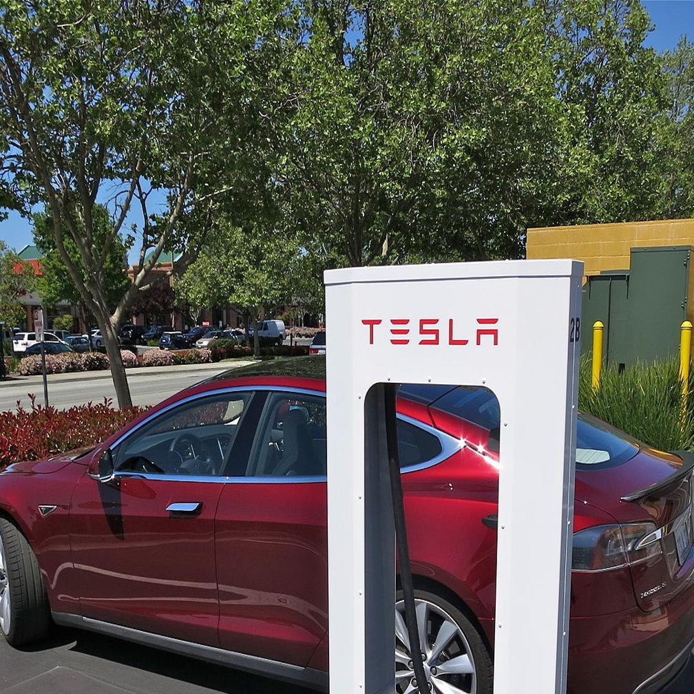 Tesla Supercharger Station Opens At Syracuse Area Holiday Inn One Of Three In New York Business Auburnpub Com