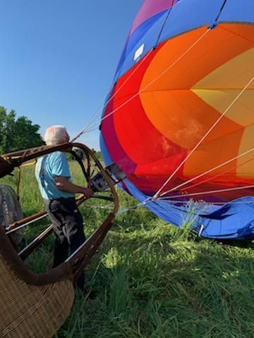 what is a hot air balloon