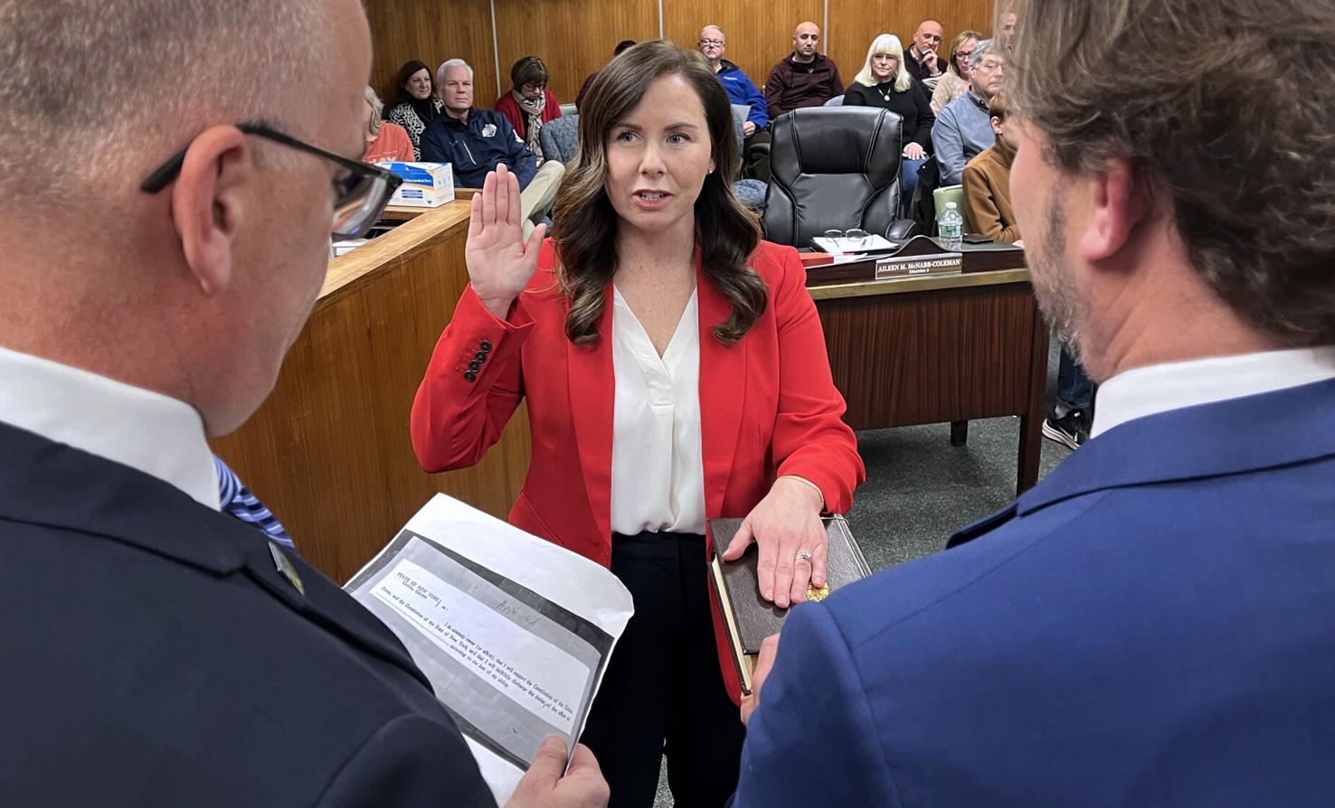 Legislators take the oath of office in Auburn