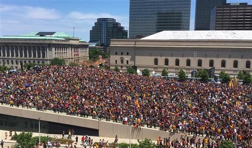 Crowd swarms Cleveland for Cavs title parade, rally