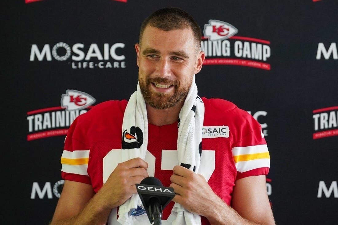 Travis Kelce hyperextends knee two days before Chiefs' season