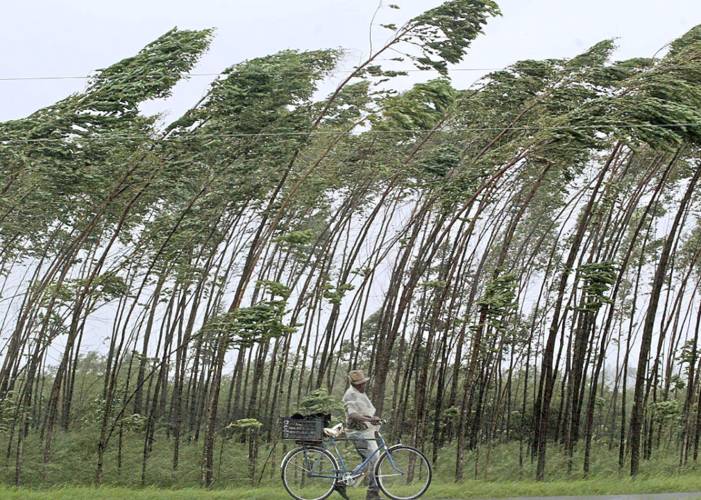 1997: El Niño causes inactive season