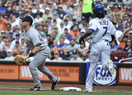 Mets shortstop Jose Reyes tears hamstring while running 