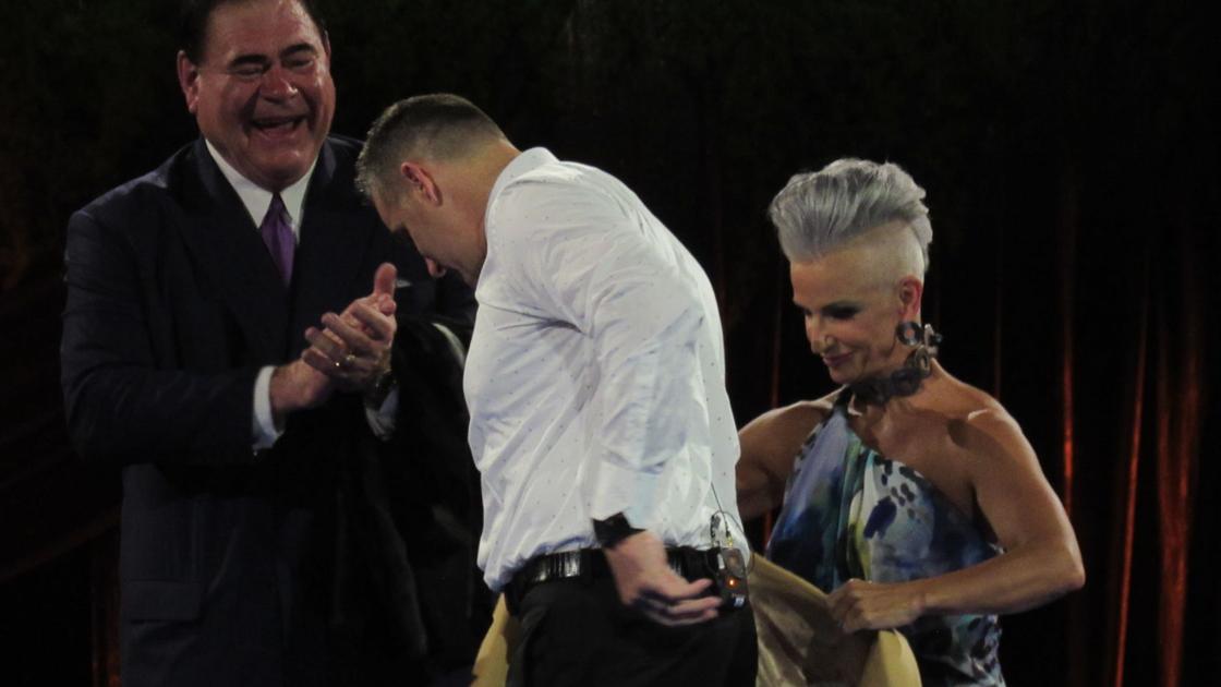 Kurt Warner receives gold jacket at Pro Football Hall of ... Kurt Warner receives gold jacket at Pro Football Hall of ...