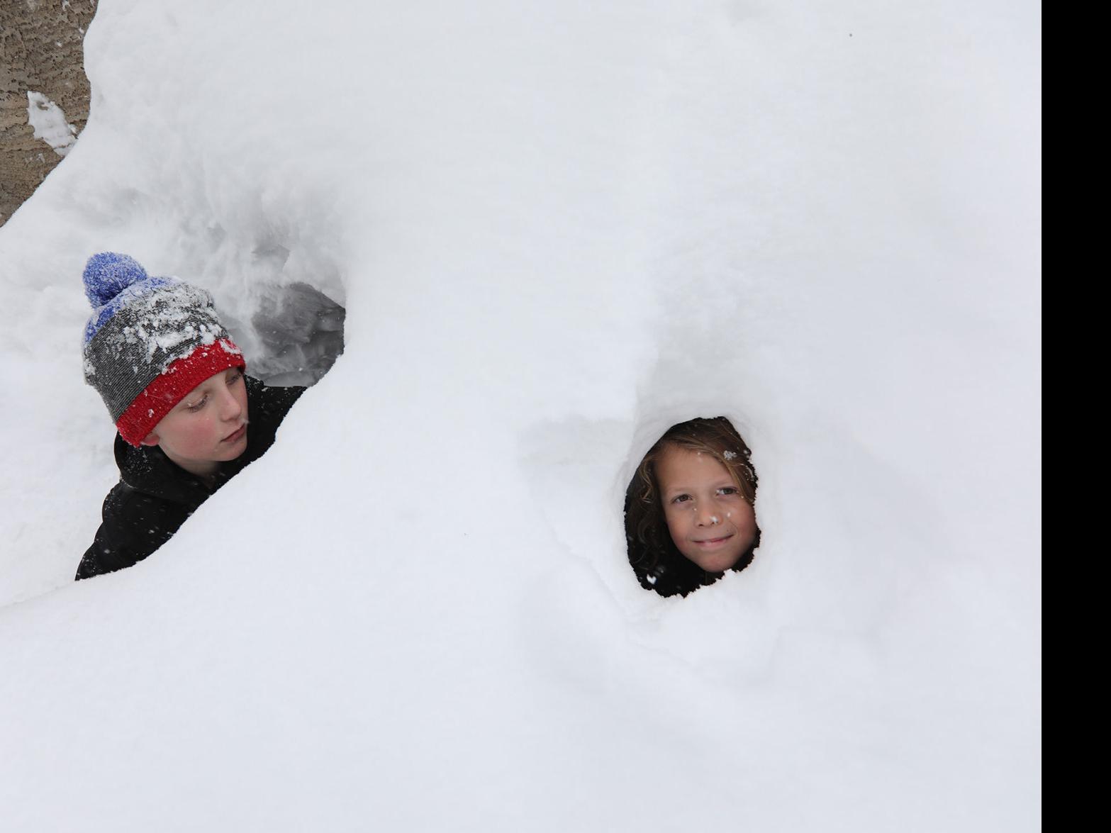 Storm Systems Leave Flagstaff Buried In More Than Two Feet Of Snow Weather Azdailysun Com At 7,000 feet above sea level, and with an average annual snow fall of over 100 inches, flagstaff is one of the snowiest. storm systems leave flagstaff buried in