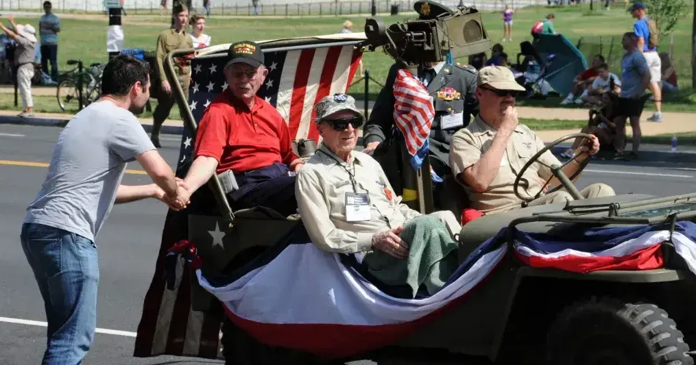 Veteranos ven hipocresía en homenajes militares a medida que se aplican recortes de beneficios