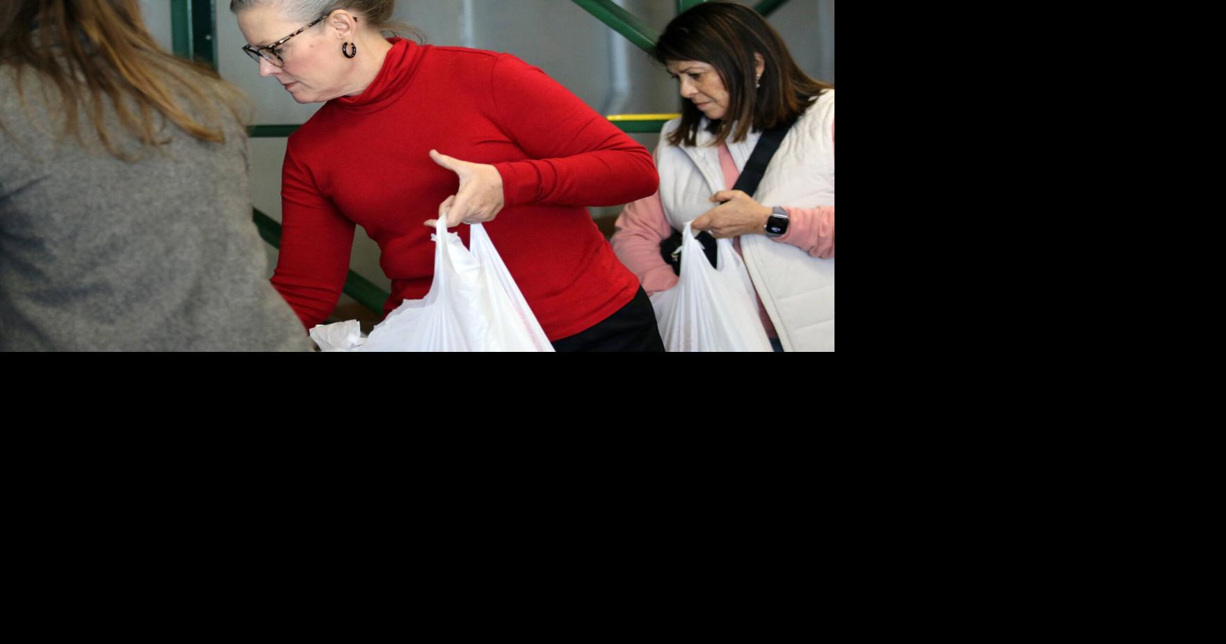 亚利桑那州州长凯蒂·霍布斯周二在城内参观弗拉格斯塔夫家庭食品中心|当地新闻