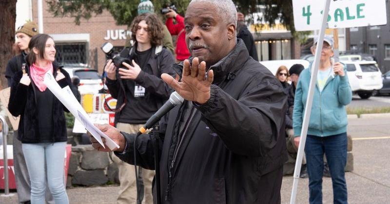 Johnny Earl, President of SEIU Local 503 speaks and ICE Out rally in the Park Blocks of Eugene Feb. 28, 2026.
