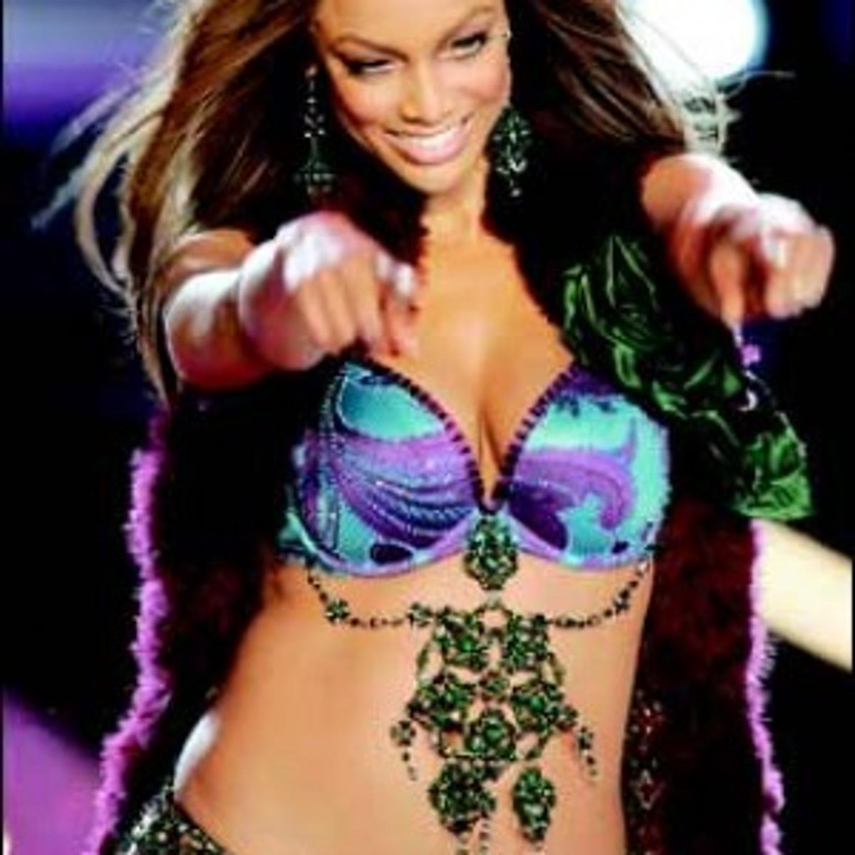 Tyra Banks Takes Final Spin On The Runway Azdailysun Com