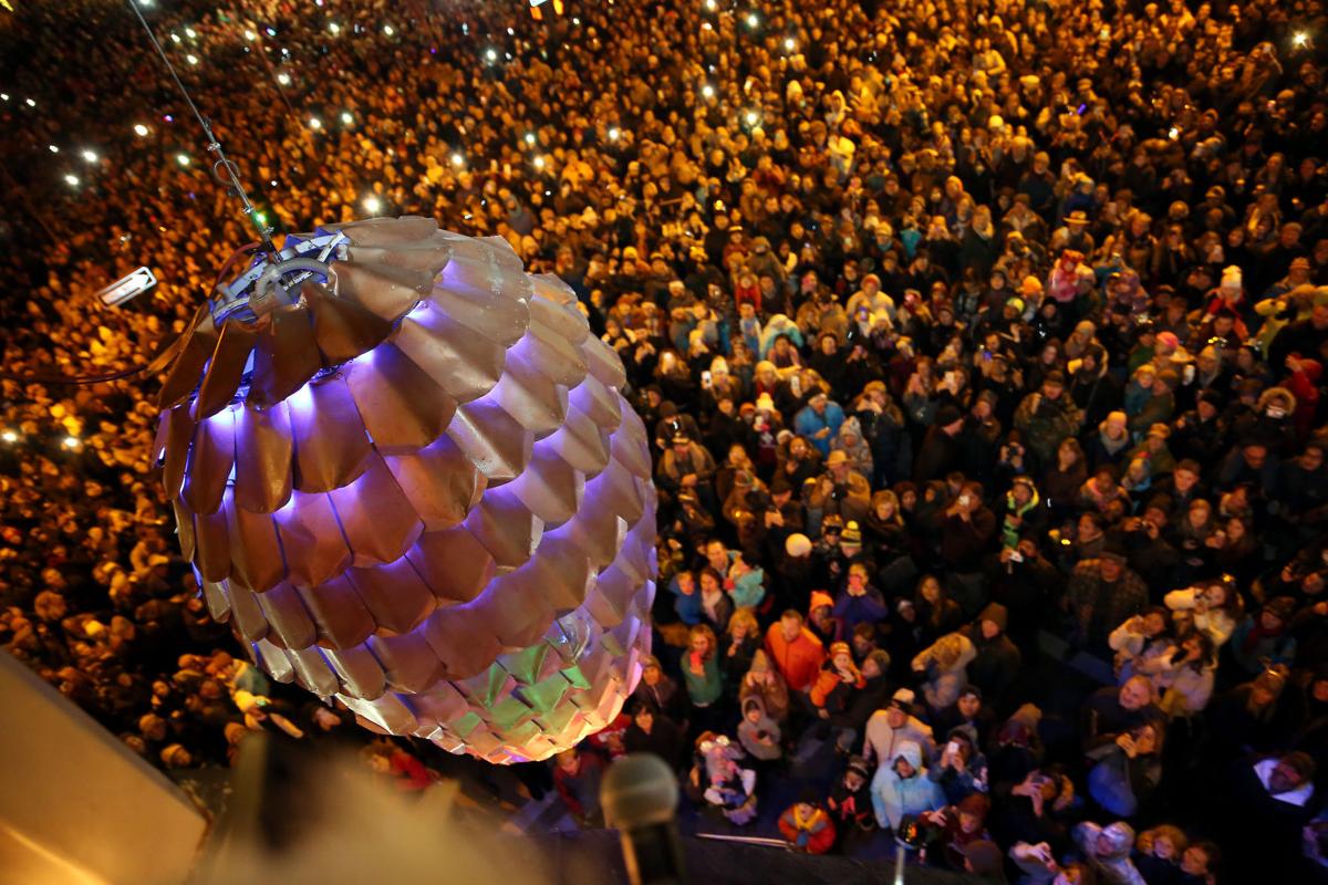 Flagstaff's 2018 Great Pine Cone Drop attracts thousands Local