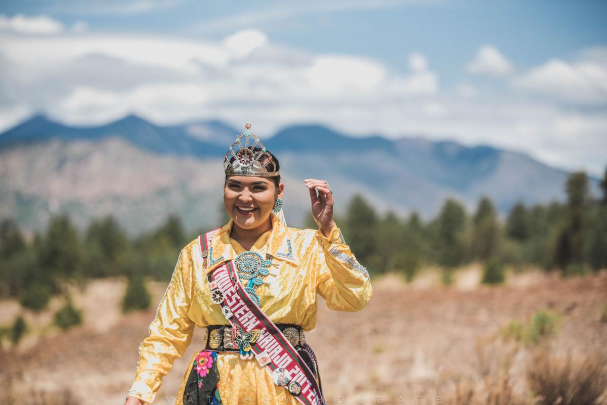 Miss Southwest Navajo Passes Down Her Crown News Azdailysun Com