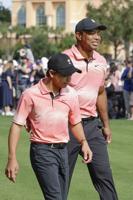 Woods and son hobble to a 59, 2 back of Team Thomas