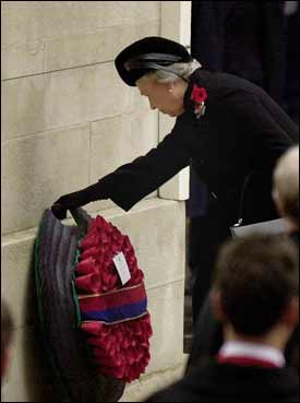 Queen leads ceremony to remember war dead | | azdailysun.com