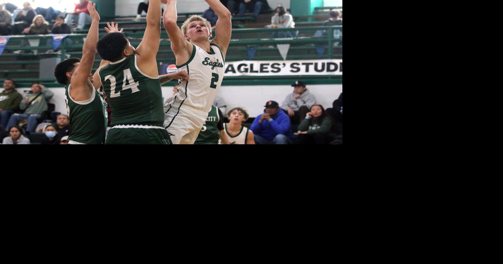 弗拉格斯塔夫男子篮球队在百事可乐锦标赛卫冕中仅落后一席当地体育运动