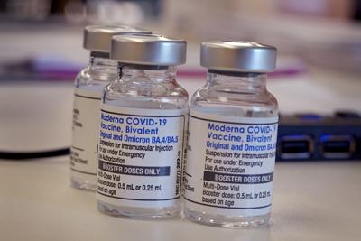 US-NEWS-CORONAVIRUS-BOOSTER-SENIORS-GET