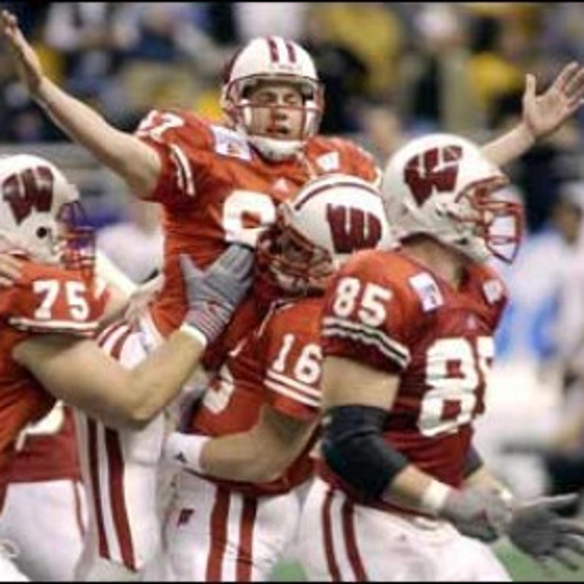 Walk On Kicker Lifts Wisconsin To Upset Azdailysun Com