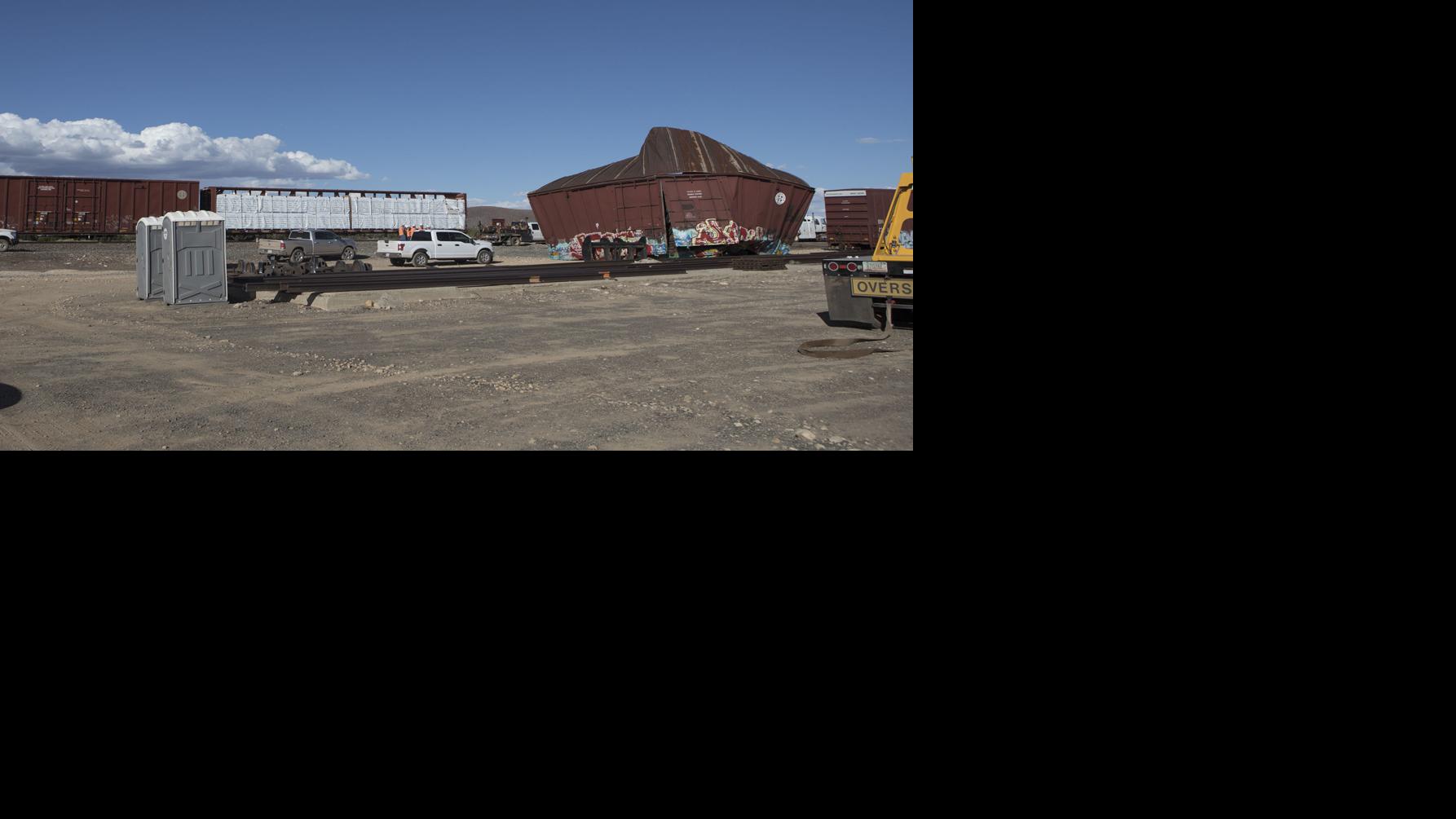Freight train derails east of Flagstaff, closes tracks indefinitely